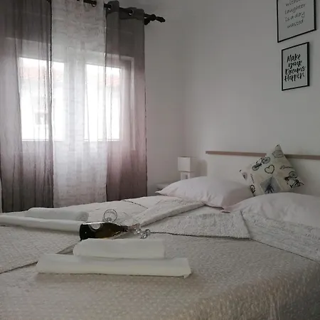 Apartment Marika-near Queen - By Ta Leut Agency